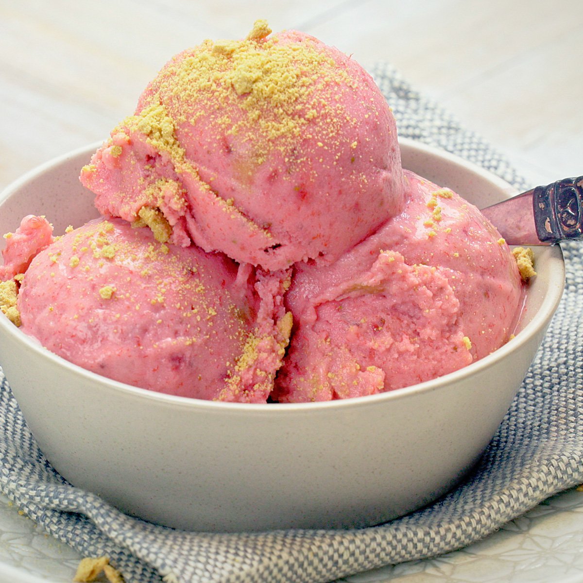 Strawberry & Banana Frozen Yogurt - EasiYo NZ